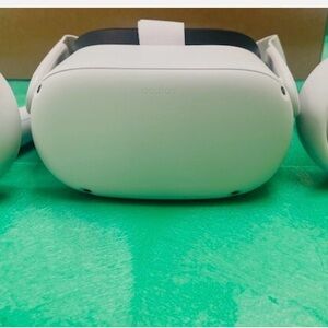 Oculus Quest 2 256GB Advanced
All-in-one VR Headset - White with charger.